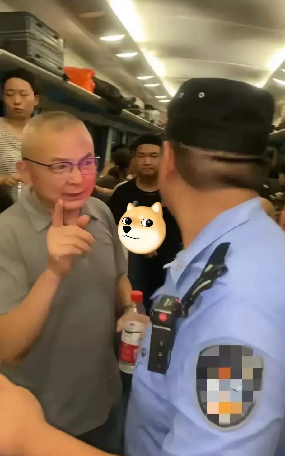 列车故障乘客被困3小时，怒砸车窗质问铁路：我们岂能如猪般受困？-IS【56】