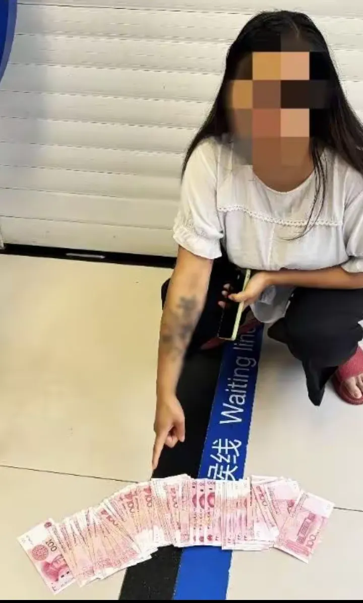 在四川广元，一位女子在陪伴母亲住院期间，趁同病房的马婆婆不备，盗取了她藏在床下的挎包，并将包中的现金存入自己的银行账户-IS【56】