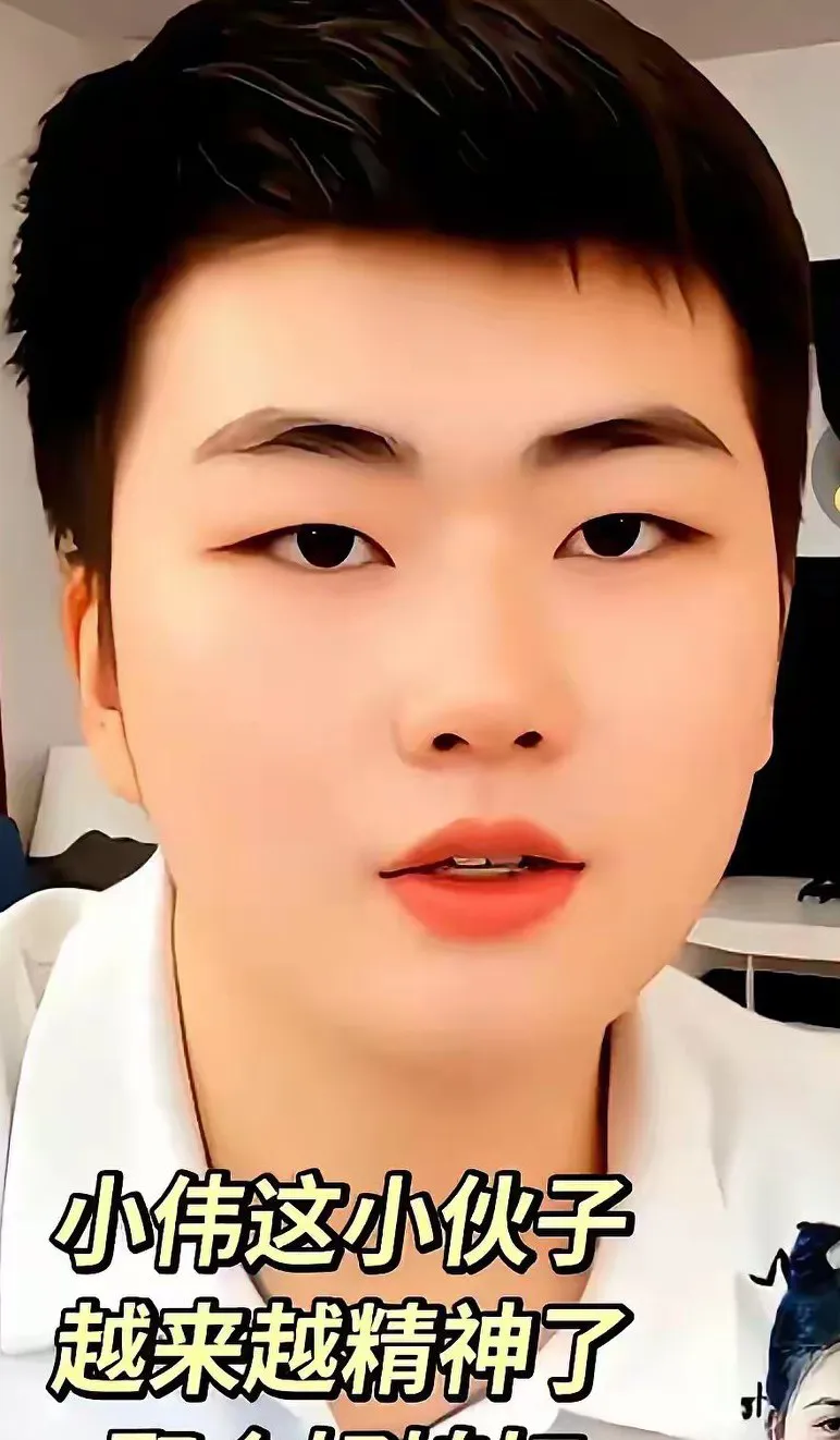 自从小伟与陈亚楠分开后，他仿佛脱胎换骨，直播间中的他讲述故事时从容不迫，面容和善，举止不卑不亢-IS【56】