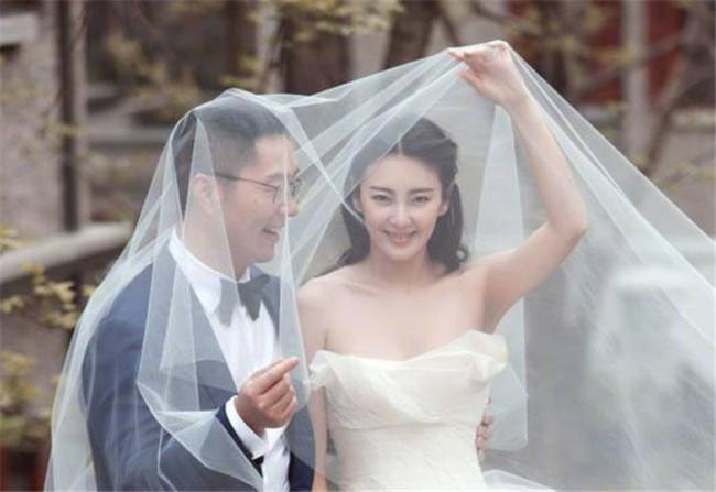 2016年，张雨绮与相识仅70天的富商袁巴元迅速步入婚姻殿堂，随即迎来一对龙凤胎。-IS【56】